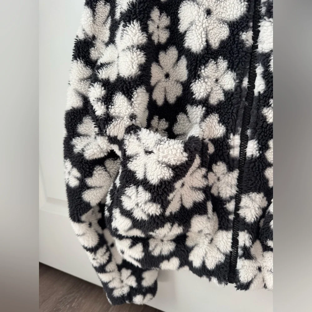 Billabong Warmed Up Floral Fleece Shacket sz Large in Black and White Flower - Picture 9 of 9